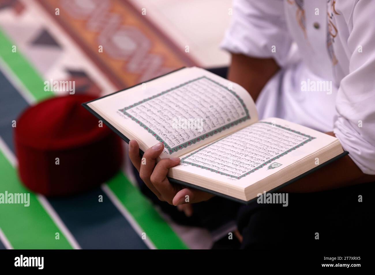 Uomo musulmano che legge un Corano, ho chi Minh City, Vietnam, Indocina, Sud-est asiatico, Asia Foto Stock