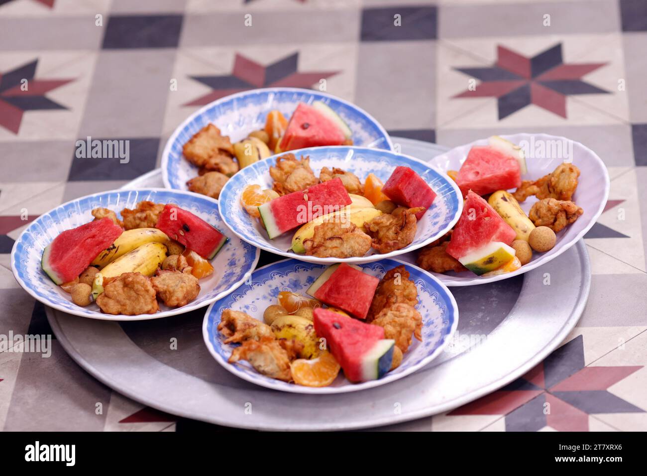 IFTAR (cena Ramadan che rompe la giornata in fretta) alla Moschea di Saigon, ho chi Minh City, Vietnam, Indocina, Sud-Est asiatico, Asia Foto Stock