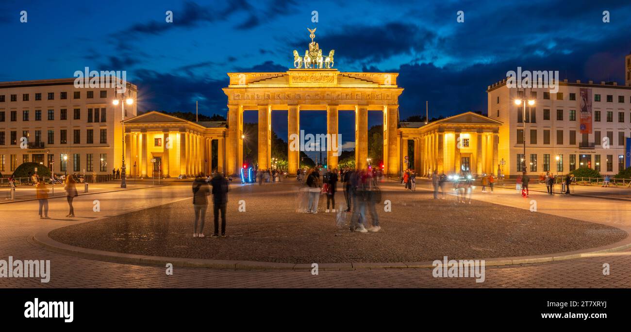 Vista della porta di Brandeburgo al tramonto (Brandenburger Tor), Mitte, Berlino, Germania, Europa Foto Stock