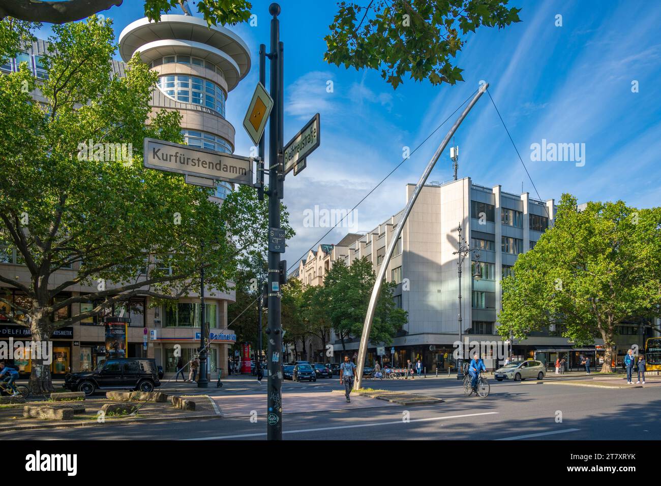 Veduta dei negozi sul fiancheggiato da alberi Kurfurstendam a Berlino, Germania, Europa Foto Stock