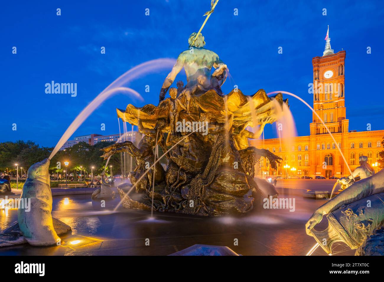 Vista di Rotes Rathaus (Municipio) e della fontana Neptunbrunnen al tramonto, Panoramastrasse, Berlino, Germania, Europa Foto Stock