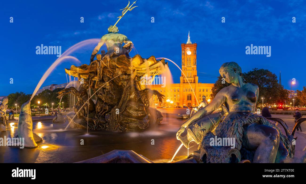 Vista di Rotes Rathaus (Municipio) e della fontana Neptunbrunnen al tramonto, Panoramastrasse, Berlino, Germania, Europa Foto Stock