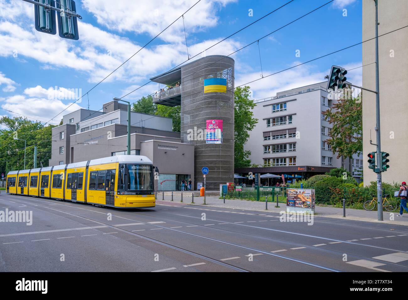 Vista del tram giallo della città al Memoriale del muro di Berlino, al Memorial Park, a Bernauer Strasse, Berlino, Germania, Europa Foto Stock
