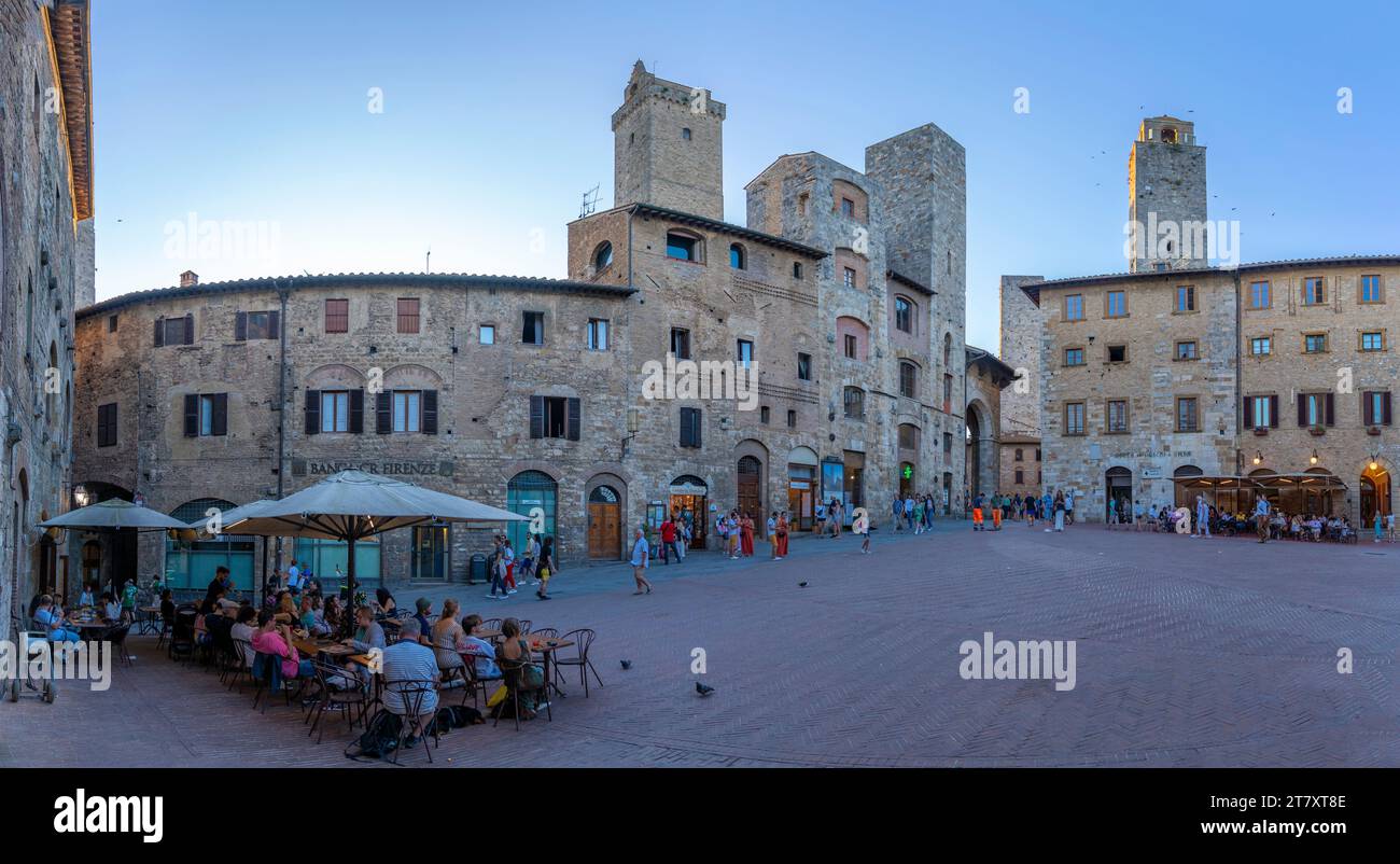 Vista del centro storico e delle torri in Piazza della Cisterna, San Gimignano, sito patrimonio dell'umanità dell'UNESCO, provincia di Siena, Toscana, Italia, Europa Foto Stock