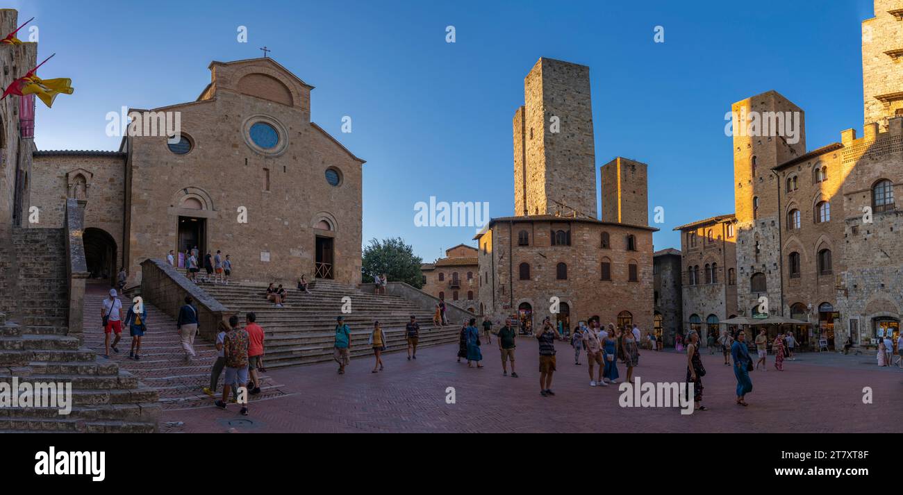 Vista del centro storico e delle torri in Piazza del Duomo, San Gimignano, sito patrimonio dell'umanità dell'UNESCO, provincia di Siena, Toscana, Italia, Europa Foto Stock