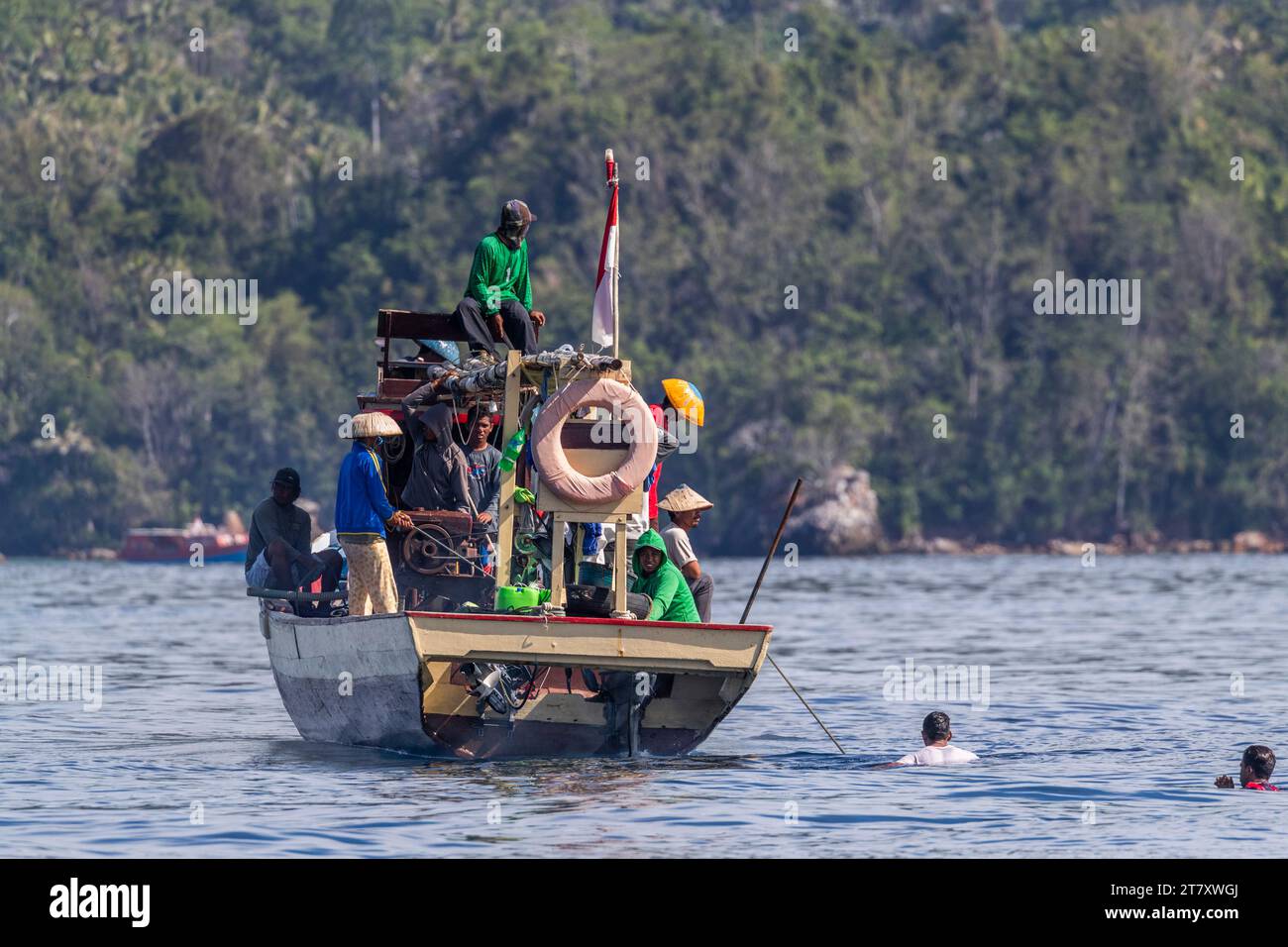 Pescatore di tonno che recupera una rete a circuizione, Bangka Island, al largo della punta nordorientale di Sulawesi, Indonesia, Sud-est asiatico, Asia Foto Stock
