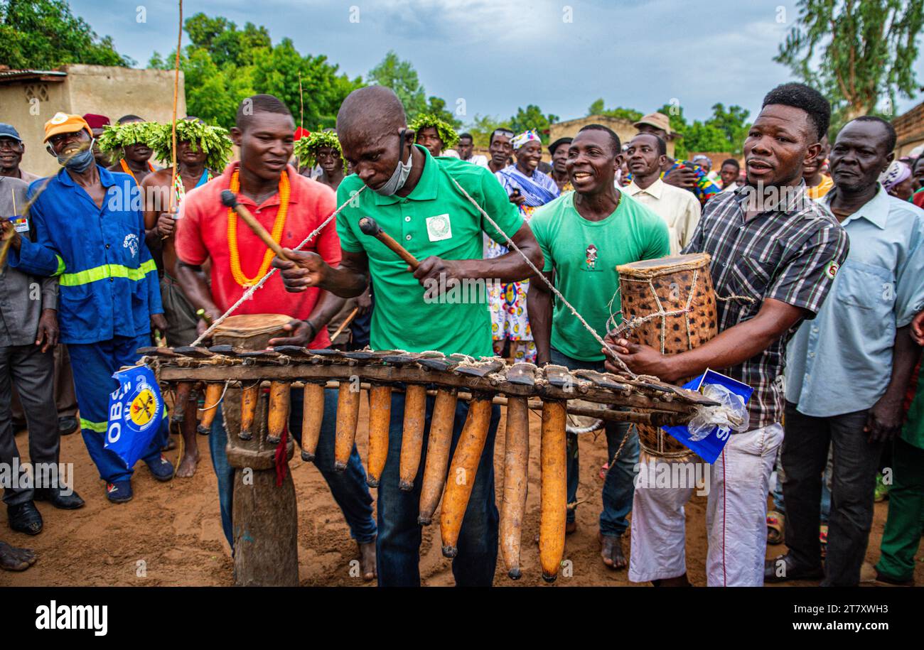 Uomini che suonano strumenti tradizionali in un festival tribale, Ciad meridionale, Africa Foto Stock