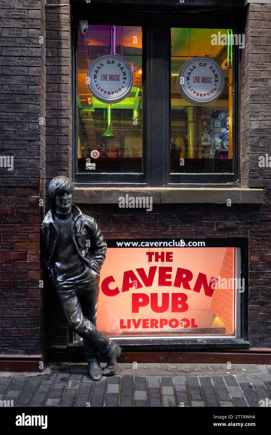 Statua di John Lennon fuori dal Cavern Pub, Matthew Street, Liverpool, Merseyside, Inghilterra, Regno Unito, Europa Foto Stock