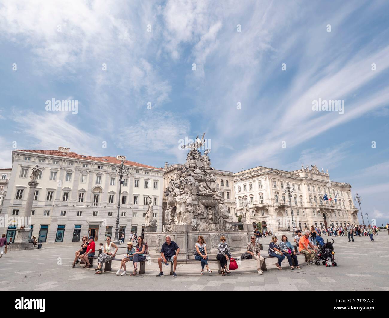 Palazzi e fontana, Piazza dell'unità d'Italia, Trieste, Friuli Venezia Giulia, Italia, Europa Foto Stock
