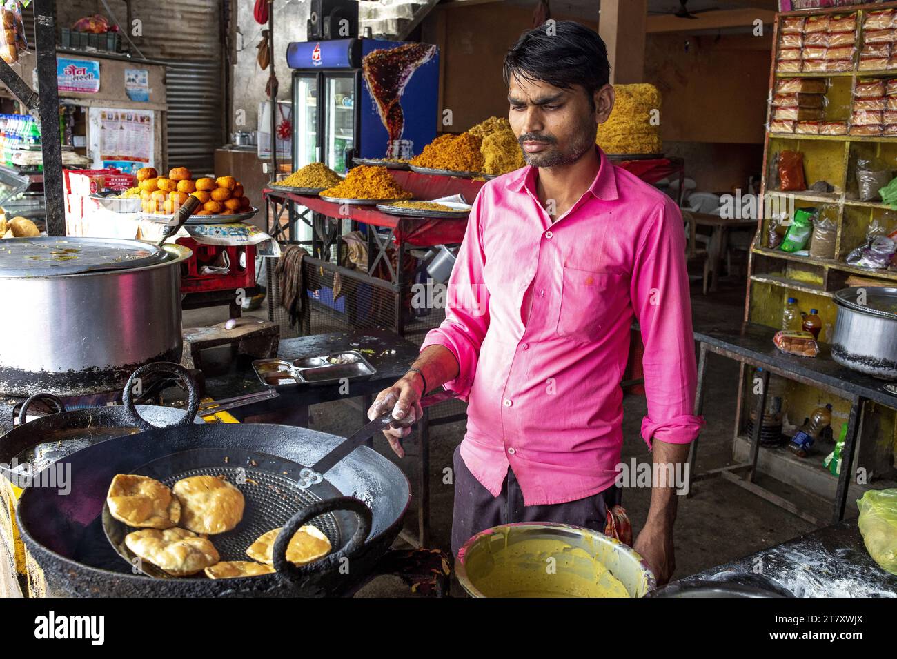 Ristorante nel villaggio di Babra, Maharashtra, India, Asia Foto Stock