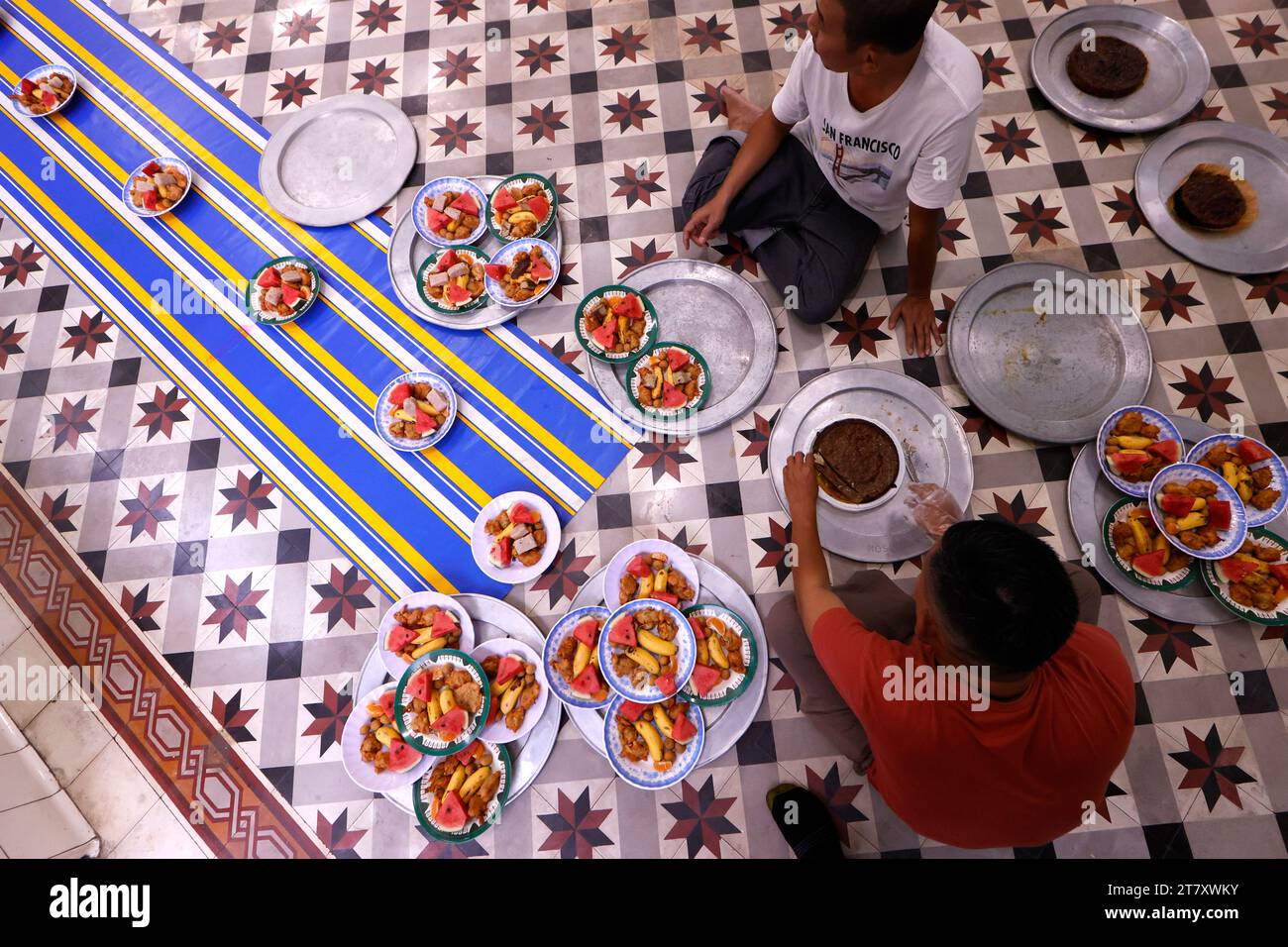 IFTAR (cena Ramadan che rompe la giornata in fretta) alla Moschea di Saigon, ho chi Minh City, Vietnam, Indocina, Sud-Est asiatico, Asia Foto Stock