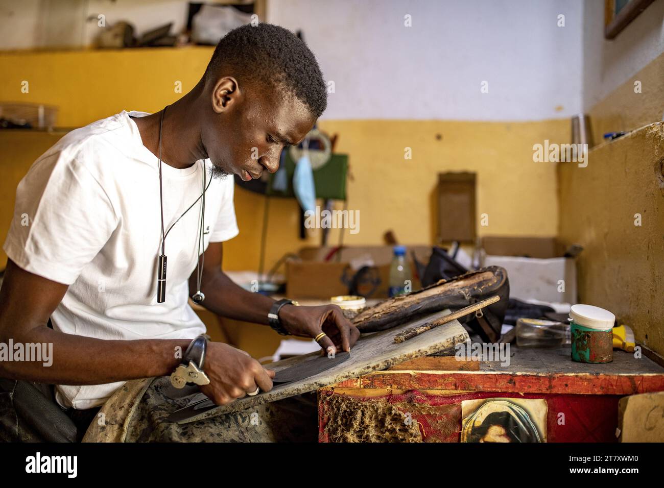 Cobbler nel villaggio degli artigiani, Thies, Senegal, Africa occidentale, Africa Foto Stock