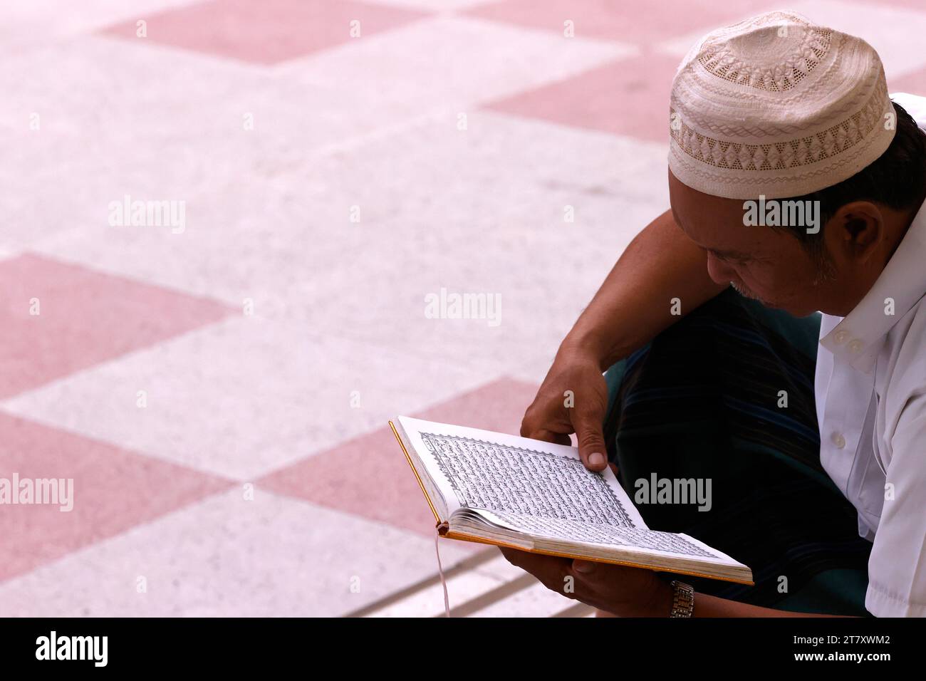 Uomo musulmano che legge un Corano, ho chi Minh City, Vietnam, Indocina, Sud-est asiatico, Asia Foto Stock