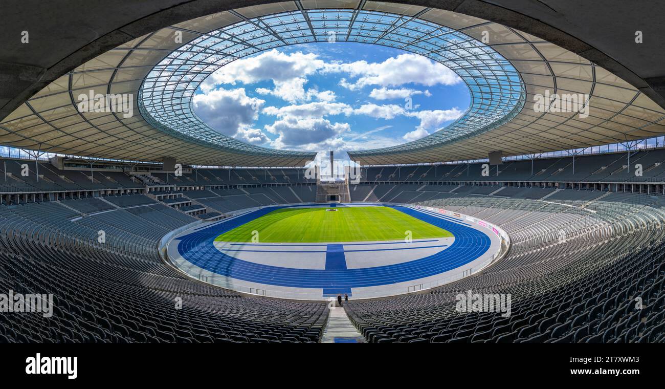 Vista dell'interno dell'Olympiastadion Berlin, costruito per le Olimpiadi del 1936, Berlino, Germania, Europa Foto Stock