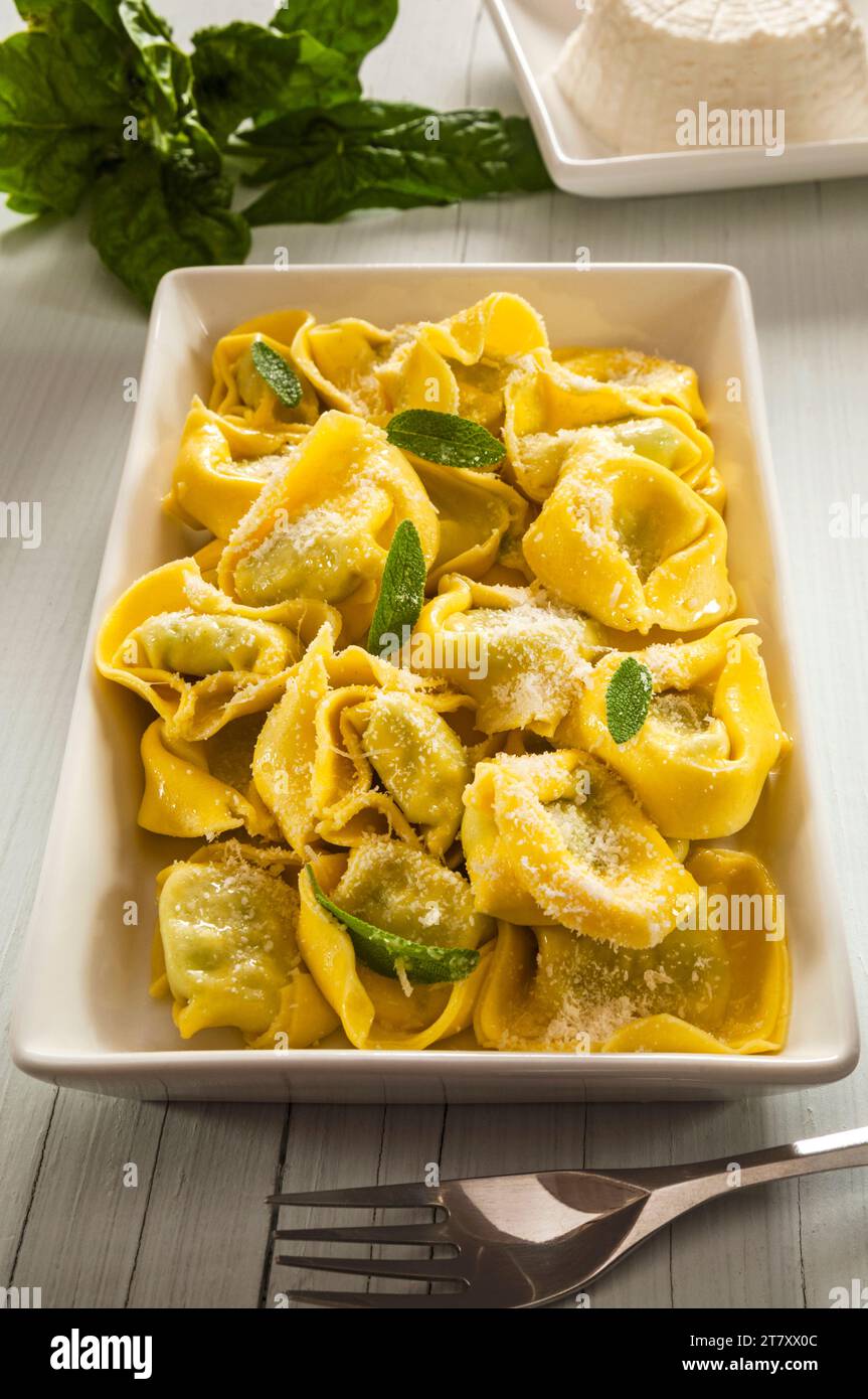 Ravioli ripieni di spinaci e ricotta con burro, salvia e parmigiano, cucina italiana, Italia, Europa Foto Stock