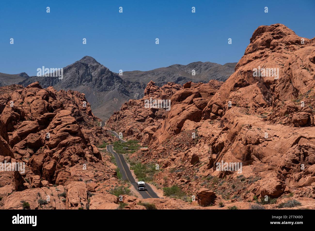 Un camper camper per per camper per per per per attività ricreative percorre l'autostrada di mouse's Tank Road attraverso il Valley of Fire State Park, Nevada, Stati Uniti Foto Stock