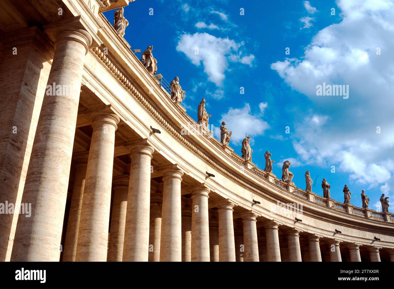Colonnato del Bernini del XVII secolo e statue di santi, Piazza San Pietro, città del Vaticano, Roma, Lazio, Italia Foto Stock