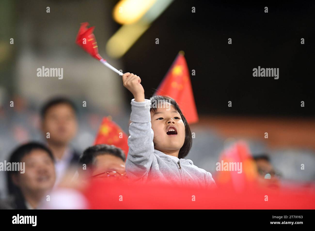 Teheran, Iran. 16 novembre 2023. Una ragazza applaude per la squadra cinese di Hong Kong durante la partita del gruppo e tra la Cina di Hong Kong e l'Iran alle qualificazioni ai Mondiali di calcio 2026 a Teheran, Iran, il 16 novembre 2023. Crediti: Shadati/Xinhua/Alamy Live News Foto Stock