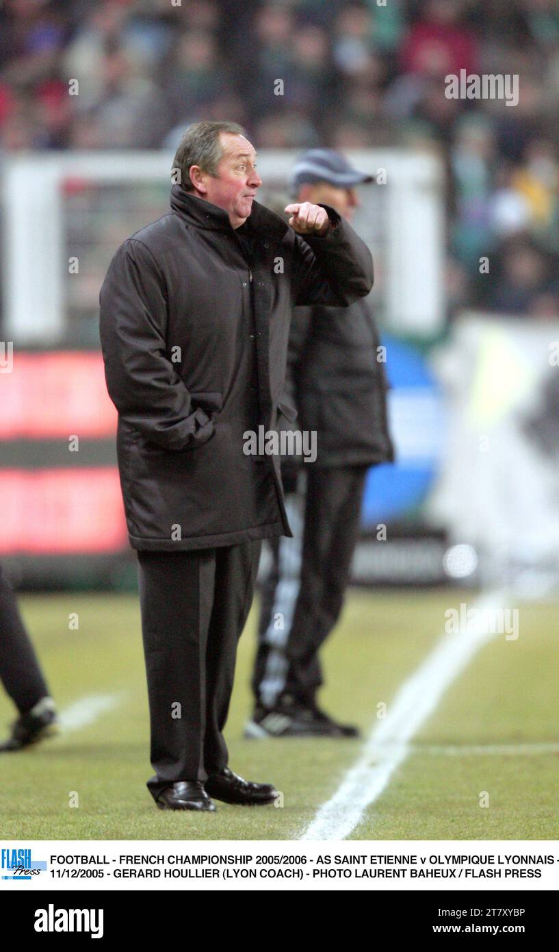 CALCIO - CAMPIONATO FRANCESE 2005/2006 - AS SAINT ETIENNE CONTRO OLYMPIQUE LYONNAIS - 11/12/2005 - GERARD HOULLIER (ALLENATORE DI LIONE) - FOTO LAURENT BAHEUX / FLASH PRESS Foto Stock