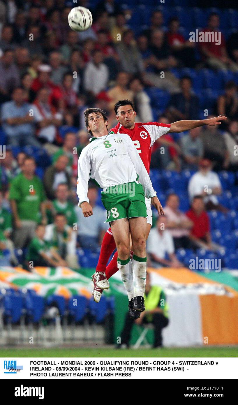 CALCIO - MONDIAL 2006 - TURNO DI QUALIFICAZIONE - GRUPPO 4 - SVIZZERA / IRLANDA - 08/09/2004 - KEVIN KILBANE (IRE) / BERNT HAAS (SWI) - FOTO LAURENT BAHEUX / FLASH PRESS Foto Stock