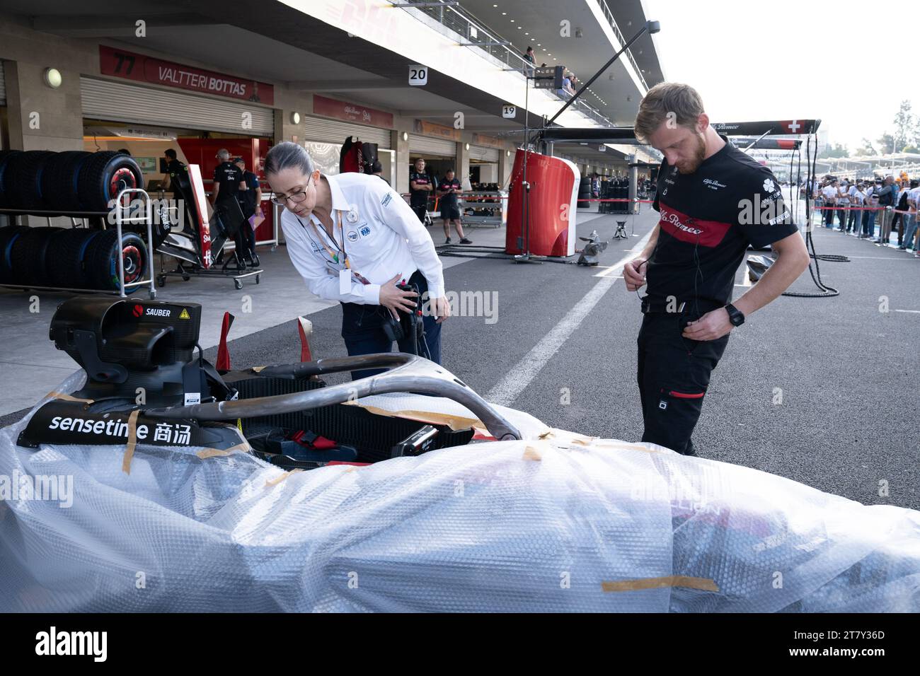 Il dottor Ana Belem Garcia Sierra, Chief Medical Officer, si consulta con uno dei team Alpha Romeo prima della prova di estrusione utilizzando una delle loro auto, Mexican City Grand Prix, Messico, 26 ottobre 2023. Crediti: Lexie Harrison-Cripps Foto Stock