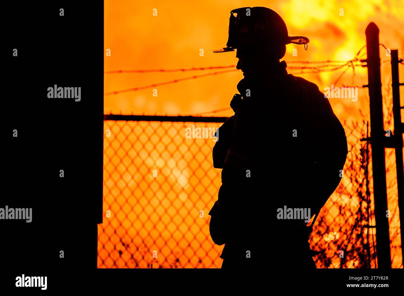 Vigili del fuoco in azione per combattere una fiammata spettacolare presso il Lumberyard RK Miles a Montpelier, Vermont, New England, USA. Foto Stock