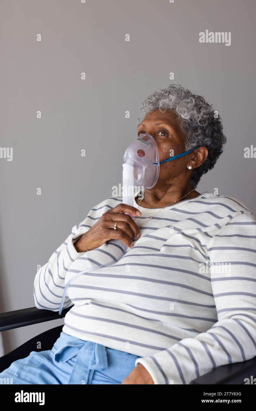 Paziente anziana afroamericana con maschera di ossigeno Foto Stock