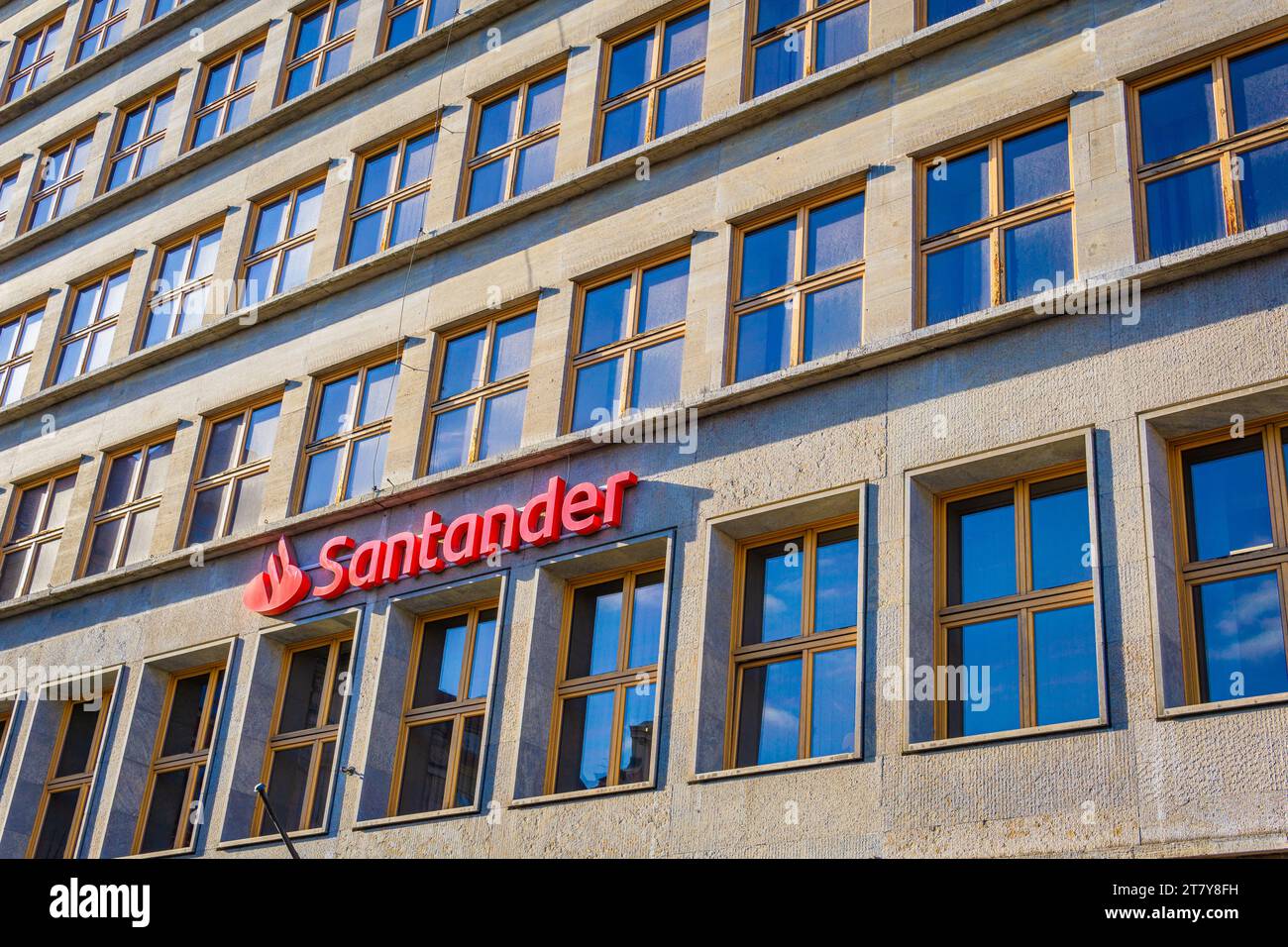 Wrocław, Polonia - 16.11.2023: Santander Bank Polska SA, precedentemente Bank Zachodni WBK, è una banca universale polacca con sede a Wrocław, Poznań e Varsavia Foto Stock