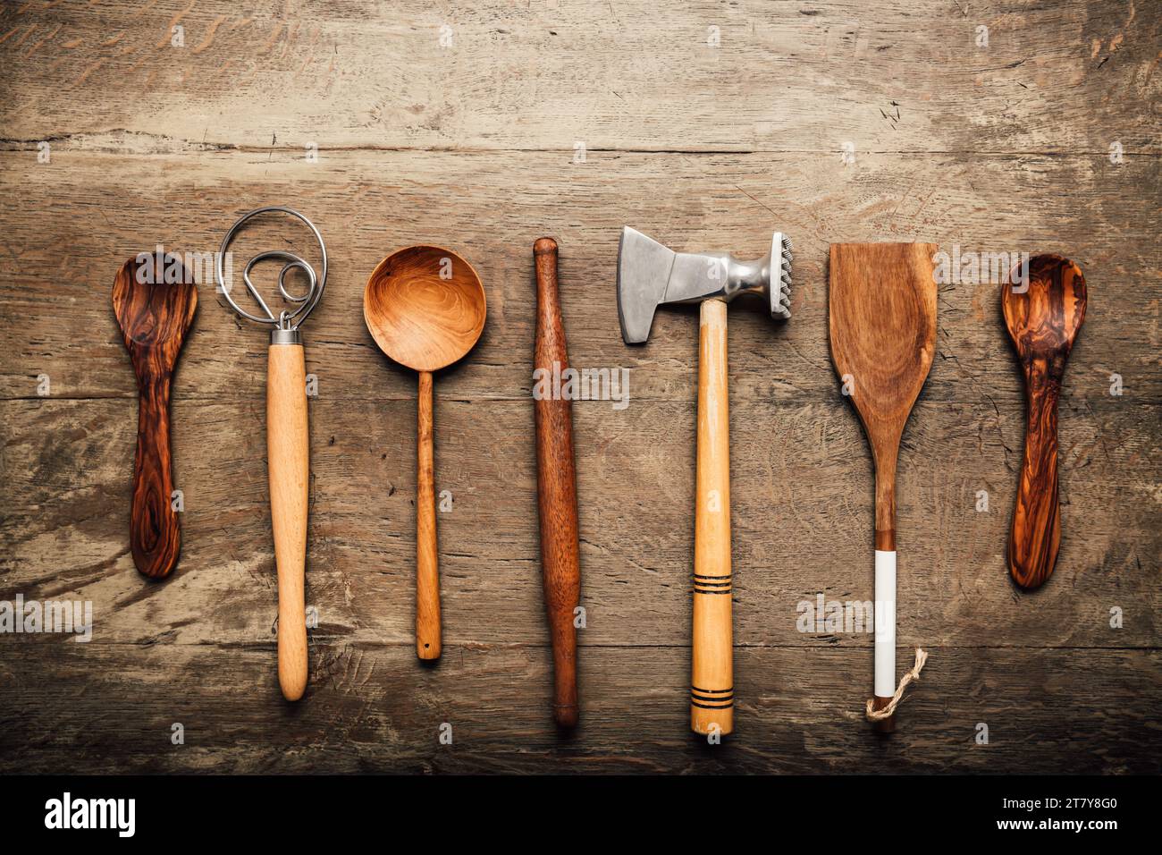 Utensili da cucina vintage (utensili da cucina) su fondo di legno Foto Stock