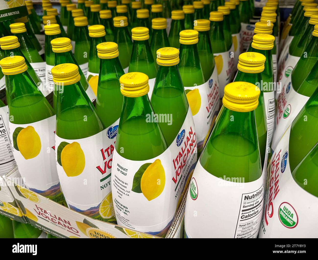 BAXTER, Minnesota - 24 giugno 2023: Succo di limone vulcano italiano in esposizione e in vendita. Un prodotto 100% biologico italiano in bottiglie verdi con tappo giallo Foto Stock