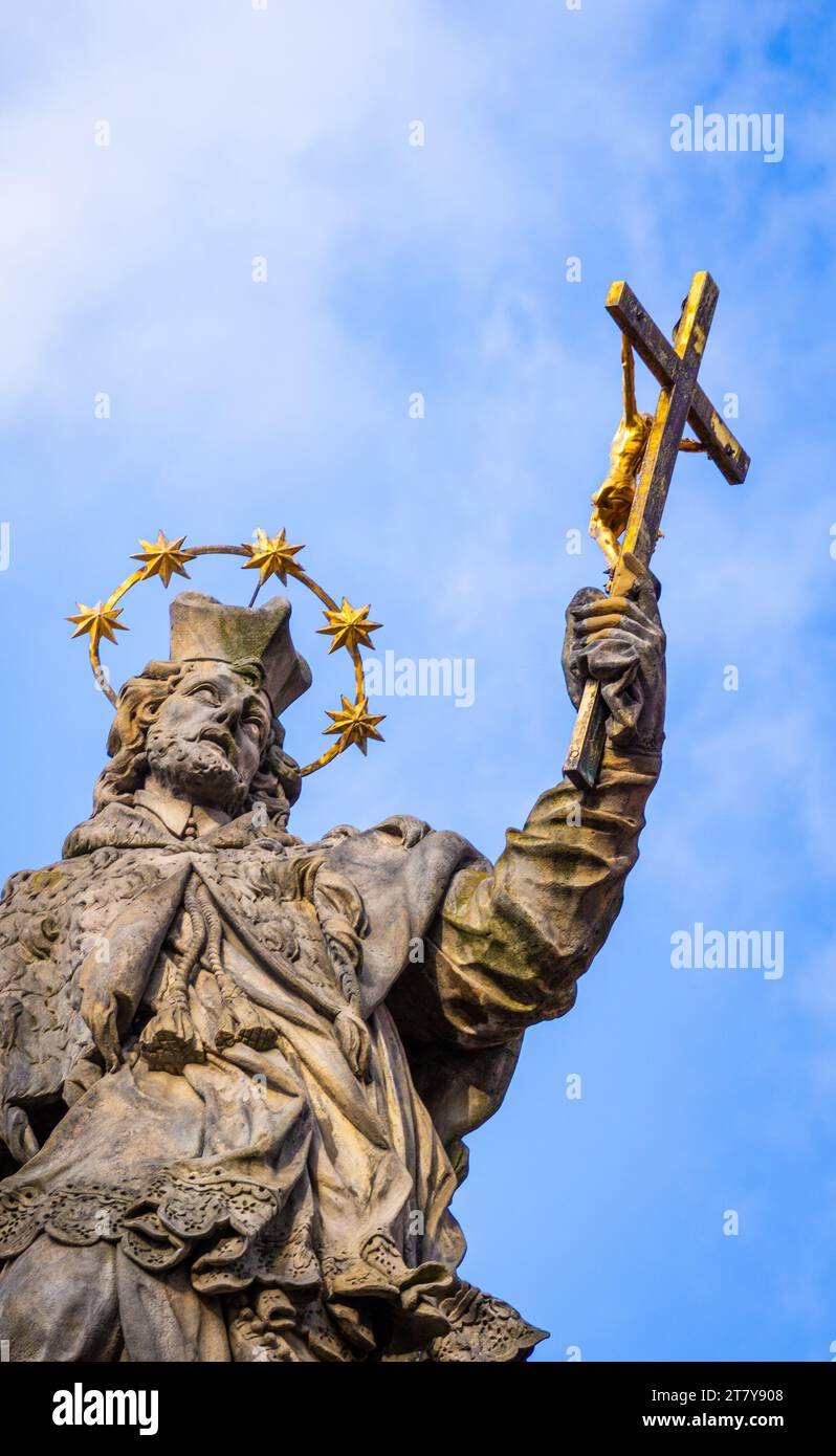 Wrocław, Polonia - 16.11.2023: Monumento a St Jan Nepomucen - una scultura del XVIII secolo raffigurante Jan Nepomucen, situata su Ostrów Tumski Foto Stock