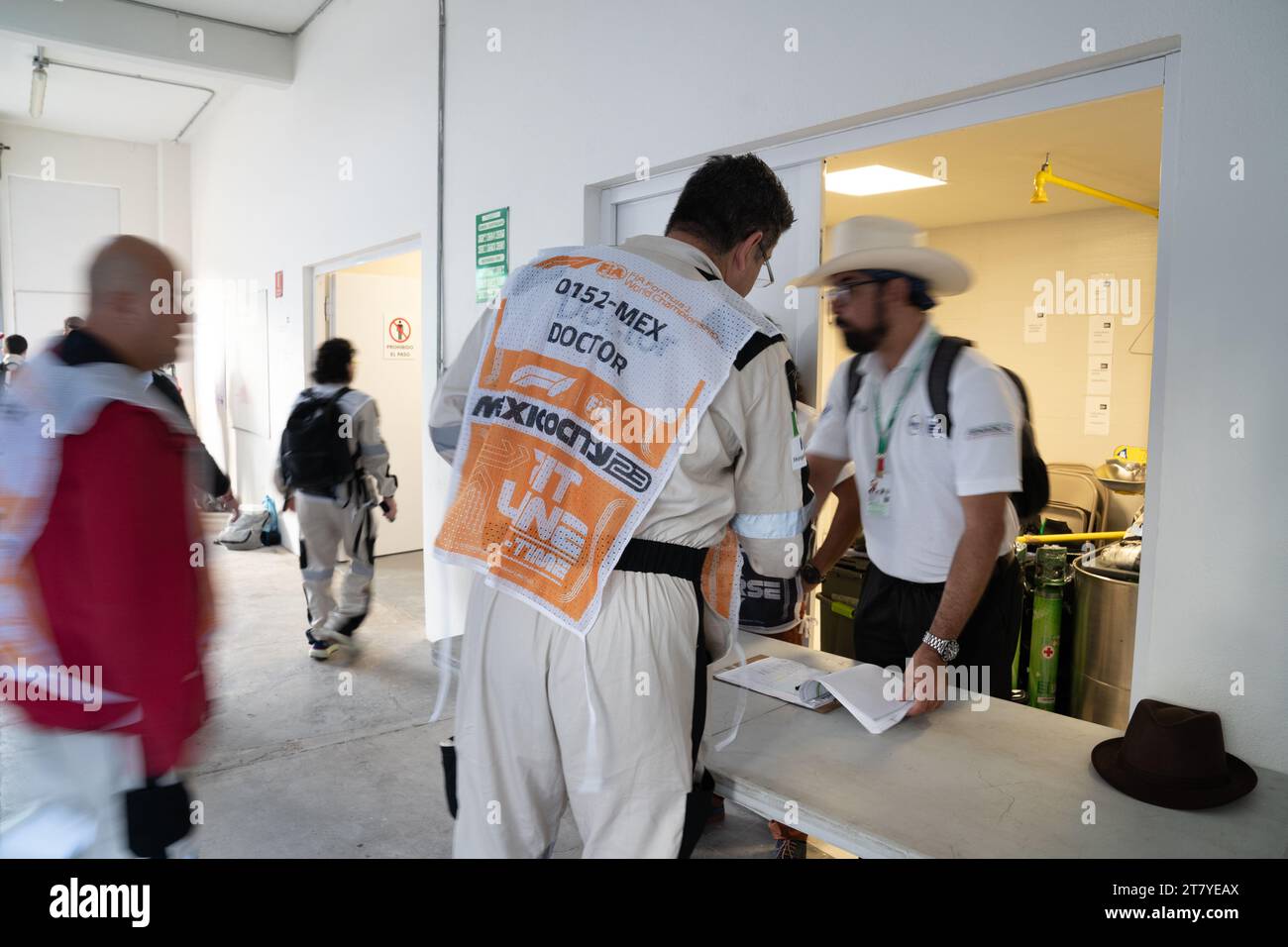 Un medico ritira i suoi dispositivi di protezione personale dalla sala di rifornimento nel centro medico, Mexican City Grand Prix, Messico, 27 ottobre 2023. Crediti: Lexie Harrison-Cripps Foto Stock