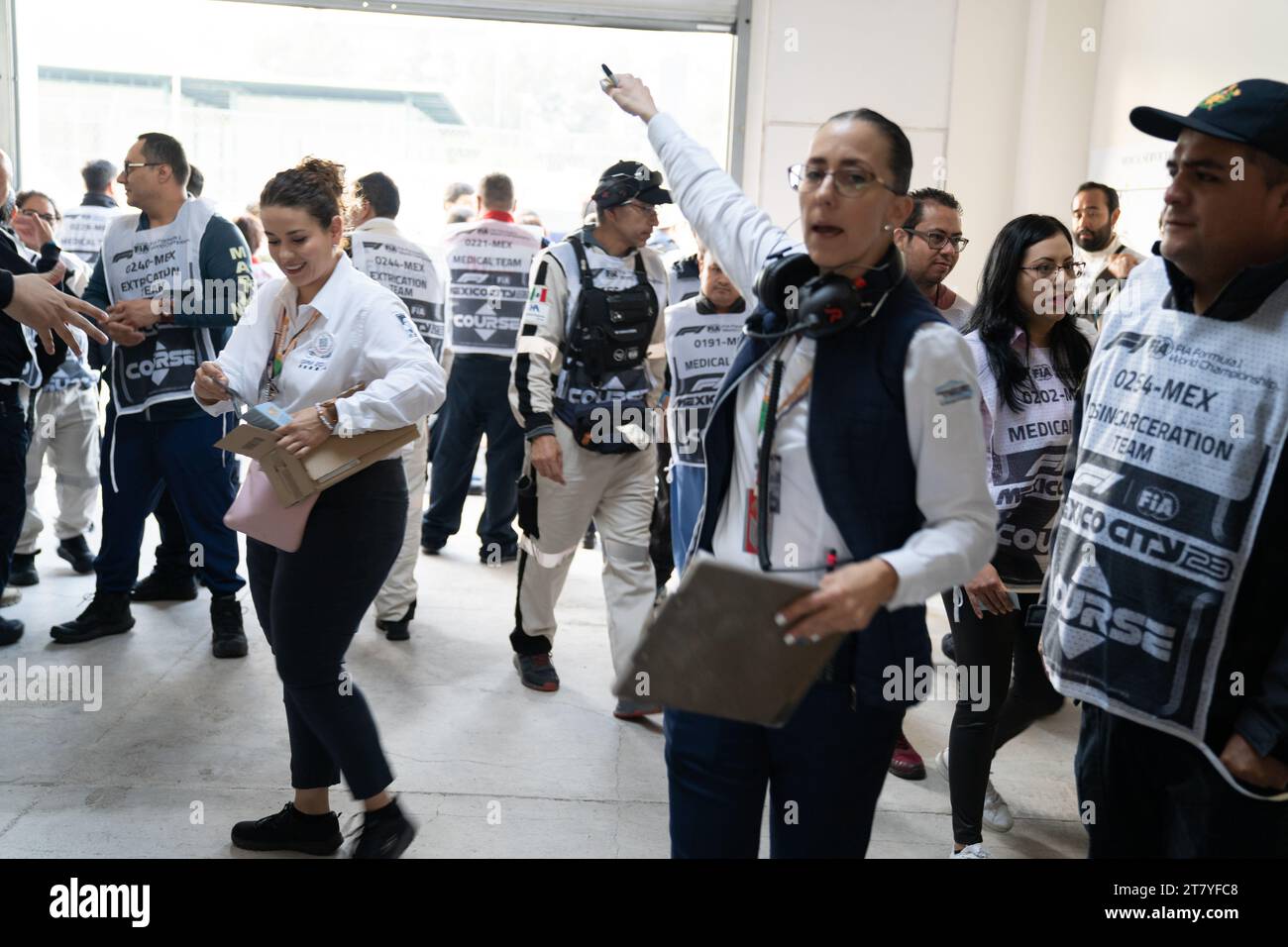 La dottoressa Ana Belem Garcia Sierra, Chief Medical Officer, e il suo vice Dottor Yarel barba Ruiz Esparza, organizzano il team, distribuendo bustine di crema solare e ricordando alla squadra di rimanere idratata, Mexican City Grand Prix, Messico, 27 ottobre 2023. Crediti: Lexie Harrison-Cripps Foto Stock