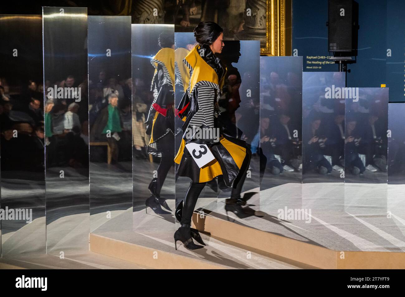 Londra, Regno Unito. 17 novembre 2023. Fashion in Motion: Ispirato da Gabrielle Chanel al V&A. Gli studenti del secondo anno del corso Central Saint Martins BA Fashion Design Womenswear presentano una selezione di 22 abiti creati in risposta a uno dei designer più influenti del XX secolo. Presentata in una serie di passerelle sullo sfondo dell'iconica Galleria Raffaello di V&A. Crediti: Guy Bell/Alamy Live News Foto Stock