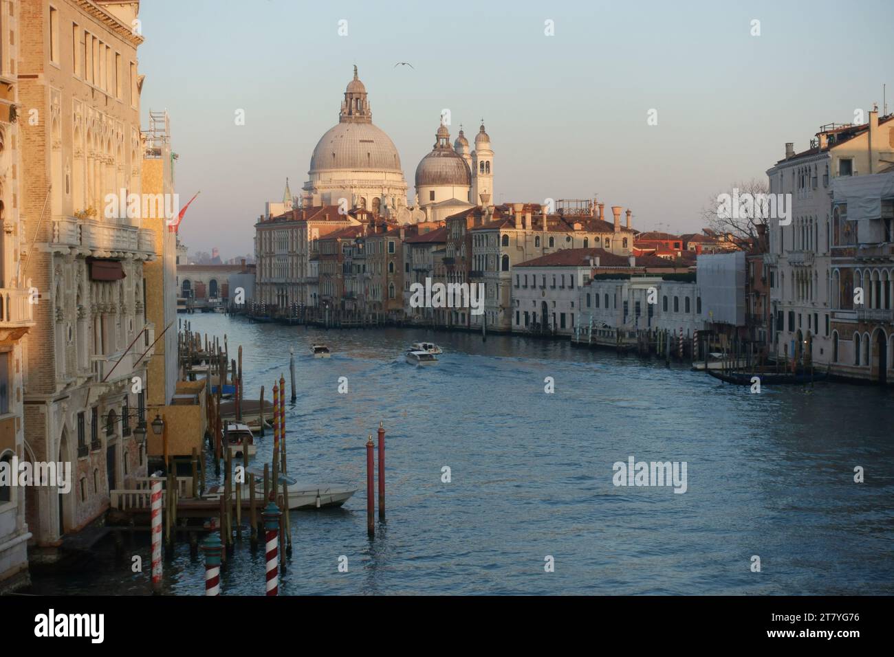 Una famosa vista di San Giorgio maggiore dal ponte dell'Accademia di Venezia Foto Stock