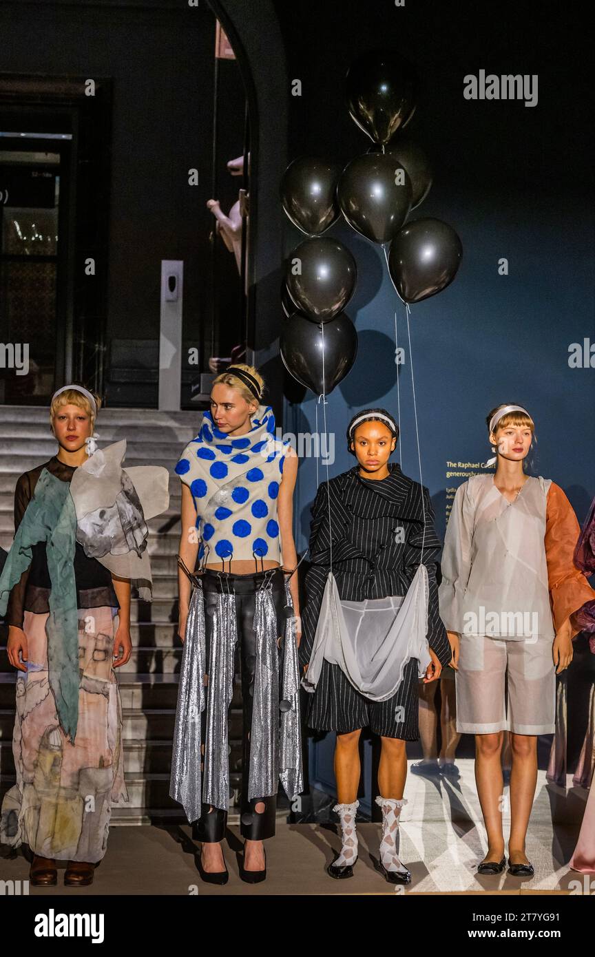 Londra, Regno Unito. 17 novembre 2023. Fashion in Motion: Ispirato da Gabrielle Chanel al V&A. Gli studenti del secondo anno del corso Central Saint Martins BA Fashion Design Womenswear presentano una selezione di 22 abiti creati in risposta a uno dei designer più influenti del XX secolo. Presentata in una serie di passerelle sullo sfondo dell'iconica Galleria Raffaello di V&A. Crediti: Guy Bell/Alamy Live News Foto Stock