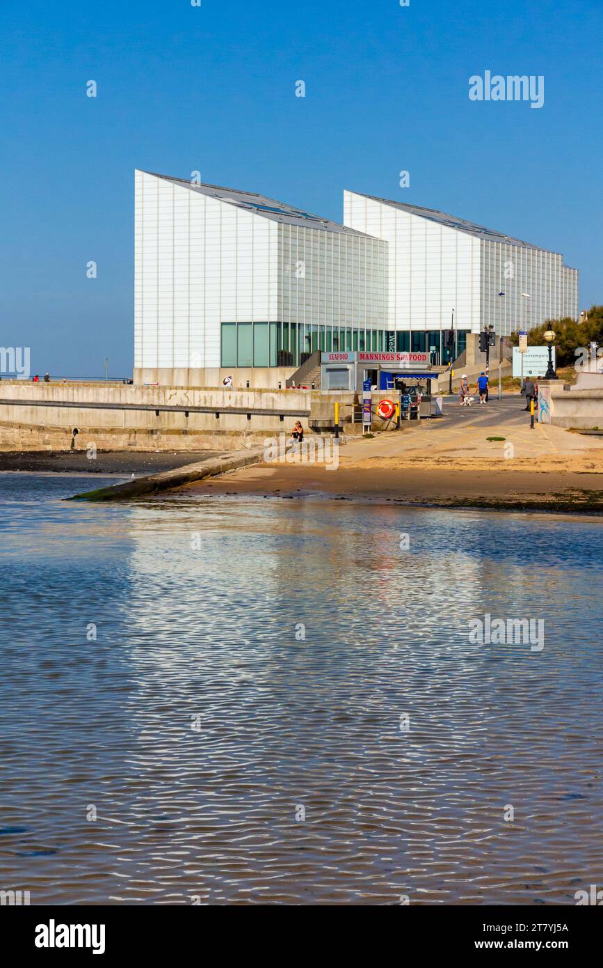 Vista esterna della Turner Contemporary Art Gallery a Margate, Kent, Inghilterra, Regno Unito, progettata dall'architetto David Chipperfield e inaugurata nell'aprile 2011. Foto Stock
