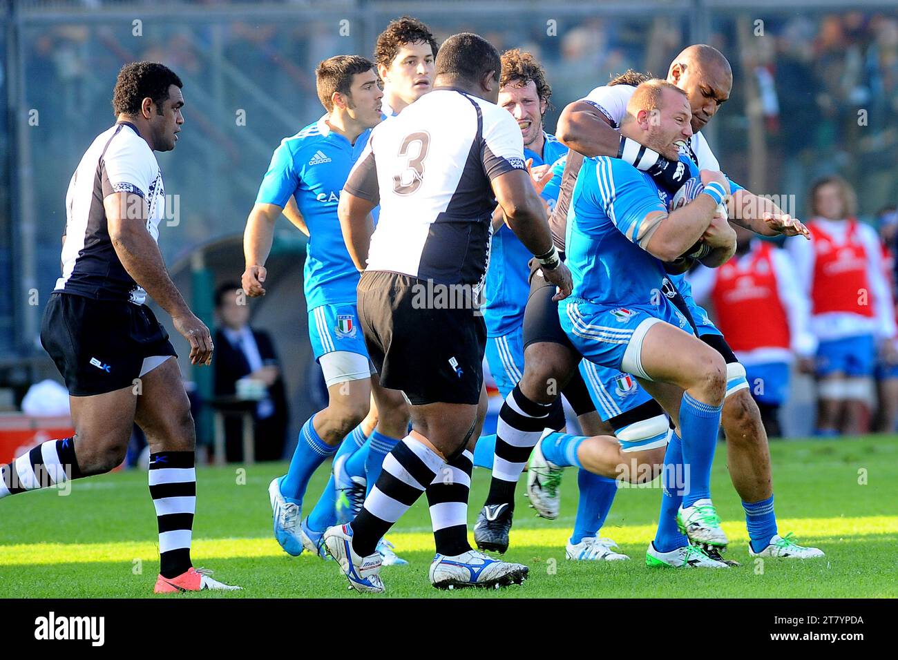 16-11-2013: Cremona, secondo test match Italia contro Figi Leonardo Ghiraldini viene affrontato da Serenaia Bai delle Figi - foto massimo Cebrelli / DPPI Foto Stock