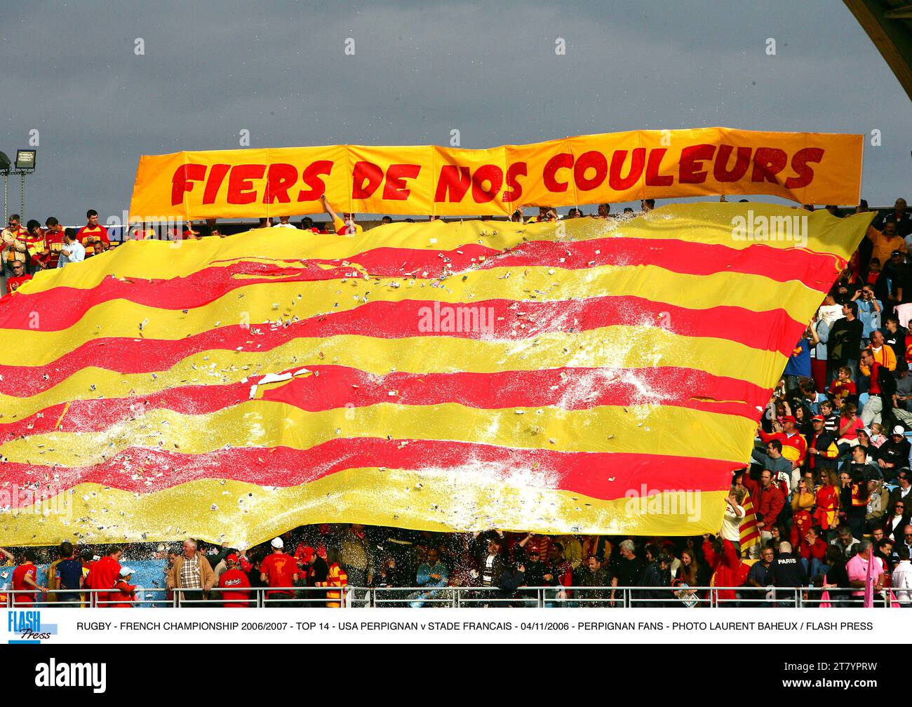 RUGBY - CAMPIONATO FRANCESE 2006/2007 - TOP 14 - USA PERPIGNAN CONTRO STADE FRANCAIS - 04/11/2006 - PERPIGNAN FANS - FOTO LAURENT BAHEUX / FLASH PRESS Foto Stock