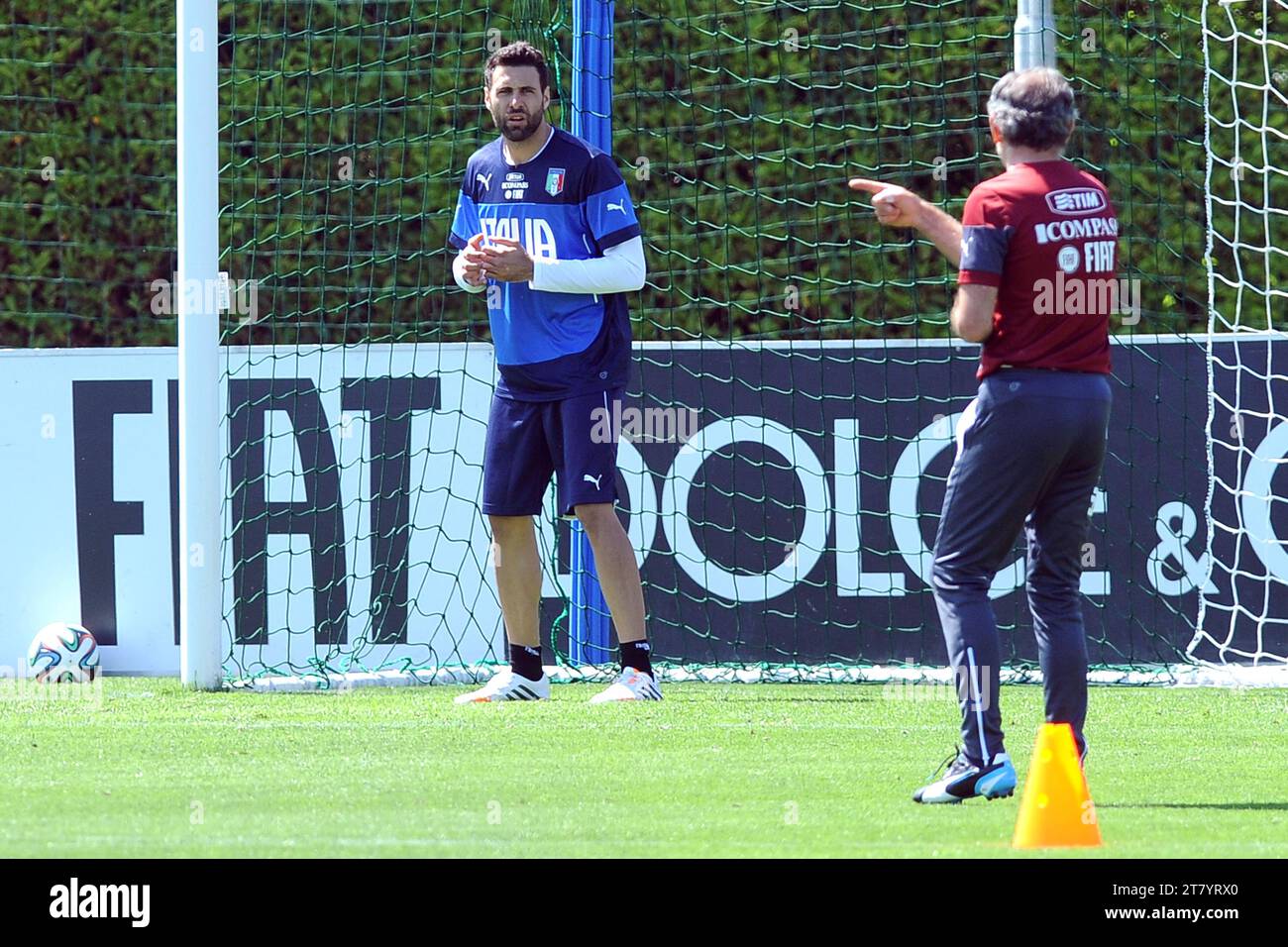 COVERCIANO (FI), ITALIA - 20 MAGGIO: Salvatore Sirigu portiere dell'Italia durante la prima sessione di allenamento per preparare il campionato del mondo in Brasile il 20 maggio 2014 a Coverciano (Fi), Italia. Foto di massimo Cebrelli/DPPI Foto Stock