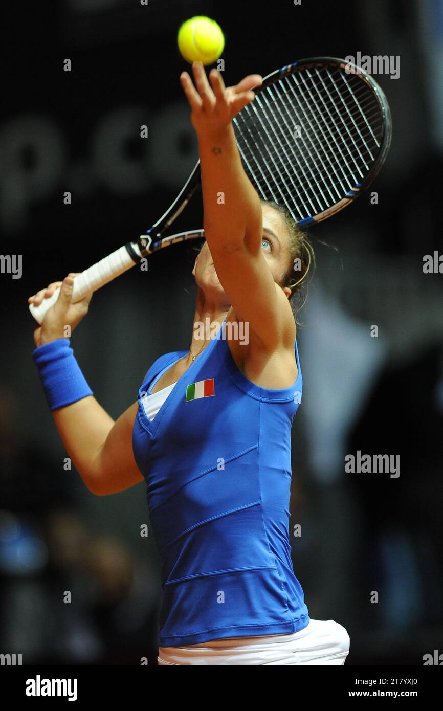 L'italiana Sara Errani serve contro la francese Caroline Garcia durante il primo turno della Fed Cup 2015, partita tra Italia e Francia allo stadio 105 il 7 gennaio 2015 a Genova. Foto massimo Cebrelli/DPPI Foto Stock