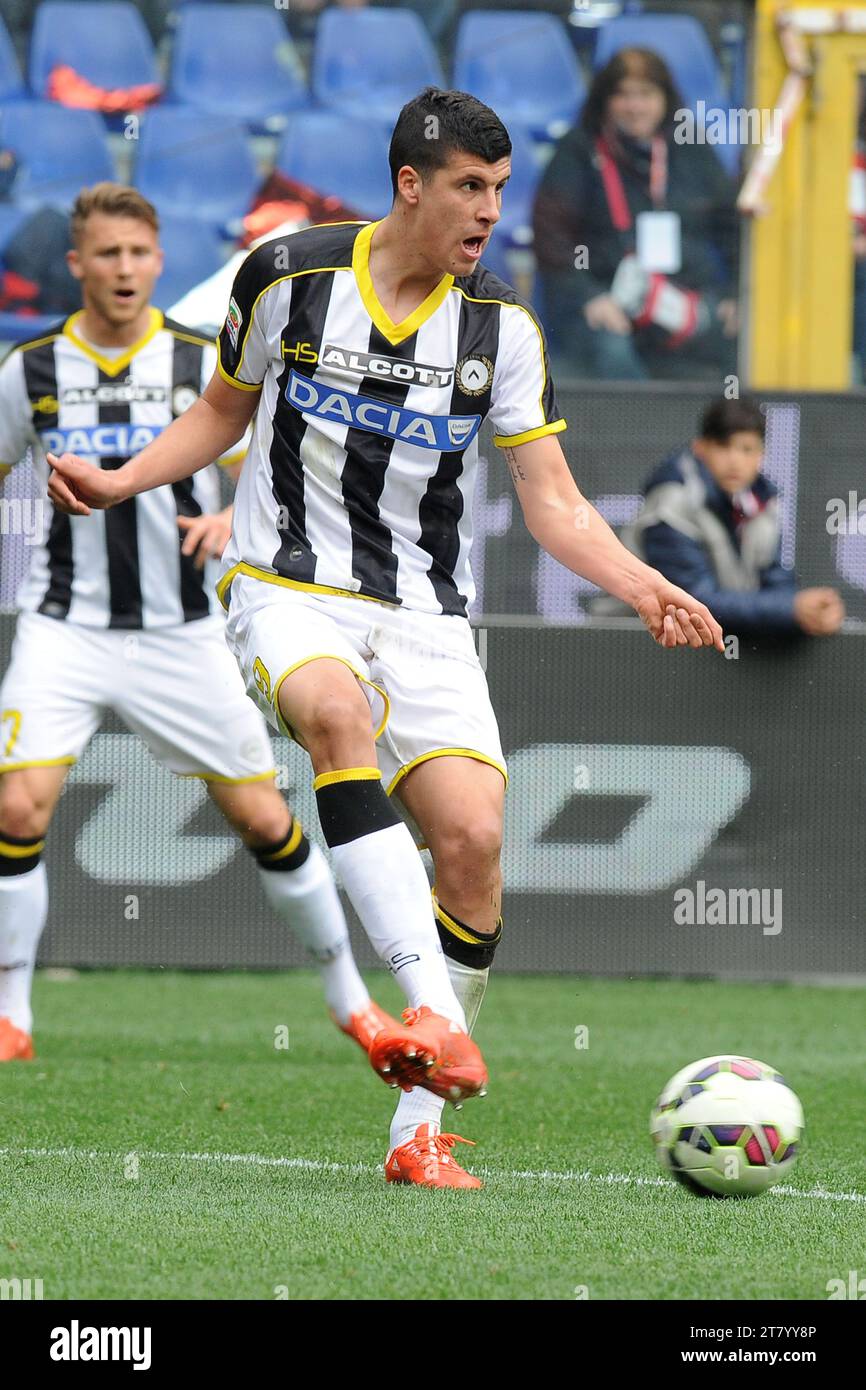 Stipe Perica dell'Udinese calcio passa la palla durante il campionato italiano di serie A 2014/2015 tra Genoa CFC e Udinese calcio allo Stadio Luigi Ferraris il 4 aprile 2015 a Genova. Foto massimo Cebrelli/DPPI Foto Stock