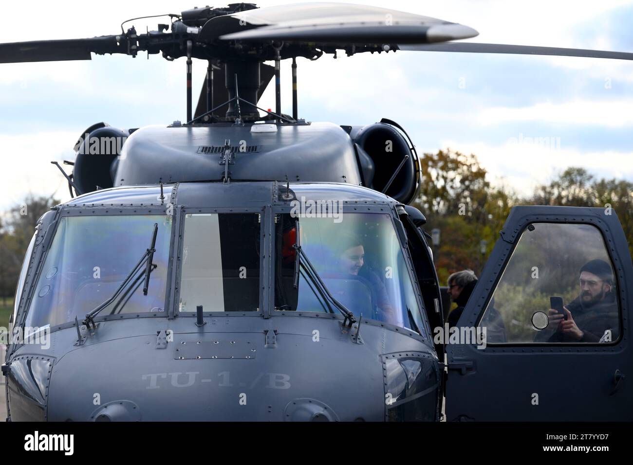 Praga, Repubblica Ceca. 17 novembre 2023. L'elicottero UH-60 Black Hawk chiamato "Cestmir" che diventerà un'altra arma dell'esercito ucraino, per il quale verranno raccolti i soldi nell'ambito del progetto Gift for Putin, è stato presentato al pubblico al parco Letna di Praga, Repubblica Ceca, il 17 novembre 2023. Credito: Ondrej Deml/CTK Photo/Alamy Live News Foto Stock