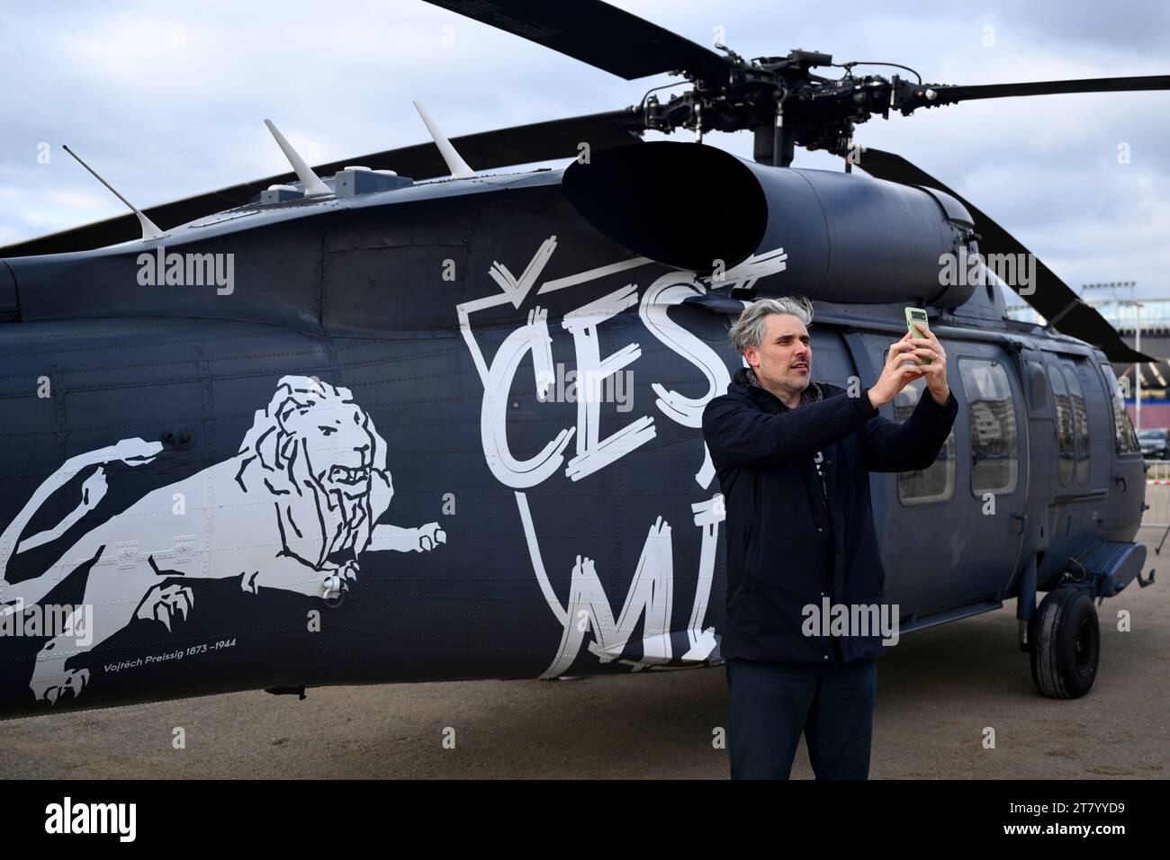 Praga, Repubblica Ceca. 17 novembre 2023. L'elicottero UH-60 Black Hawk chiamato "Cestmir" che diventerà un'altra arma dell'esercito ucraino, per il quale verranno raccolti i soldi nell'ambito del progetto Gift for Putin, è stato presentato al pubblico al parco Letna di Praga, Repubblica Ceca, il 17 novembre 2023. Credito: Ondrej Deml/CTK Photo/Alamy Live News Foto Stock
