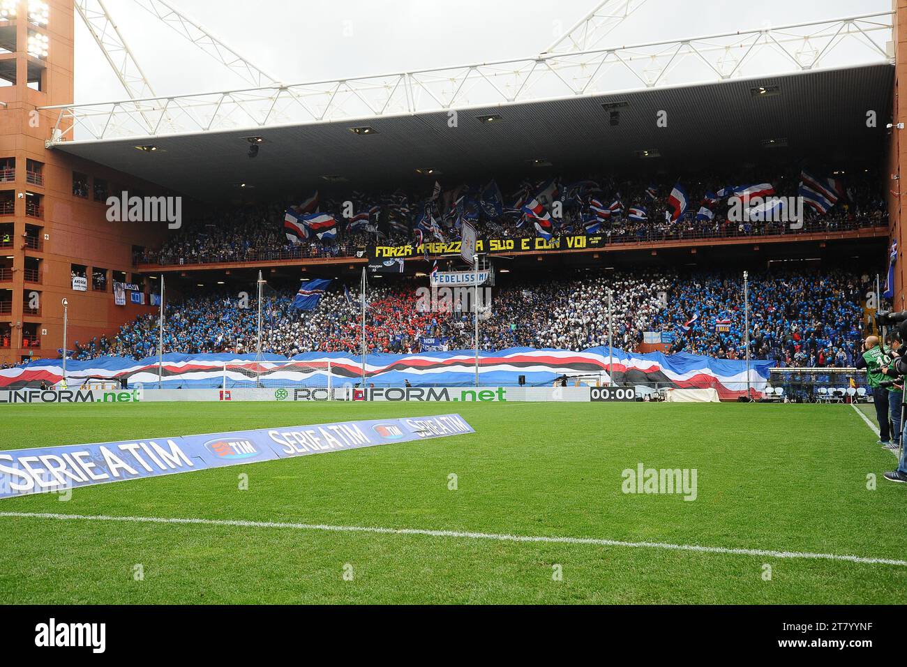 Doppio megafono sul palo in metallo con spazio copia per le notifiche di  notizie nello stadio di calcio Foto stock - Alamy