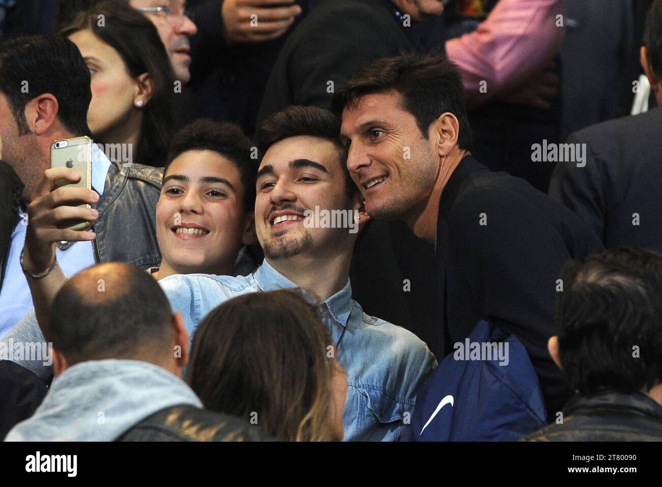 Javier Zanetti ex giocatore dell'Inter Milan posa per selfie con i tifosi prima della partita di calcio di serie A del campionato italiano 2014/2015 tra Genoa CFC e FC Inter Milan allo Stadio Luigi Ferraris il 23 maggio 2015 a Genova, Italia. Foto massimo Cebrelli/DPPI Foto Stock