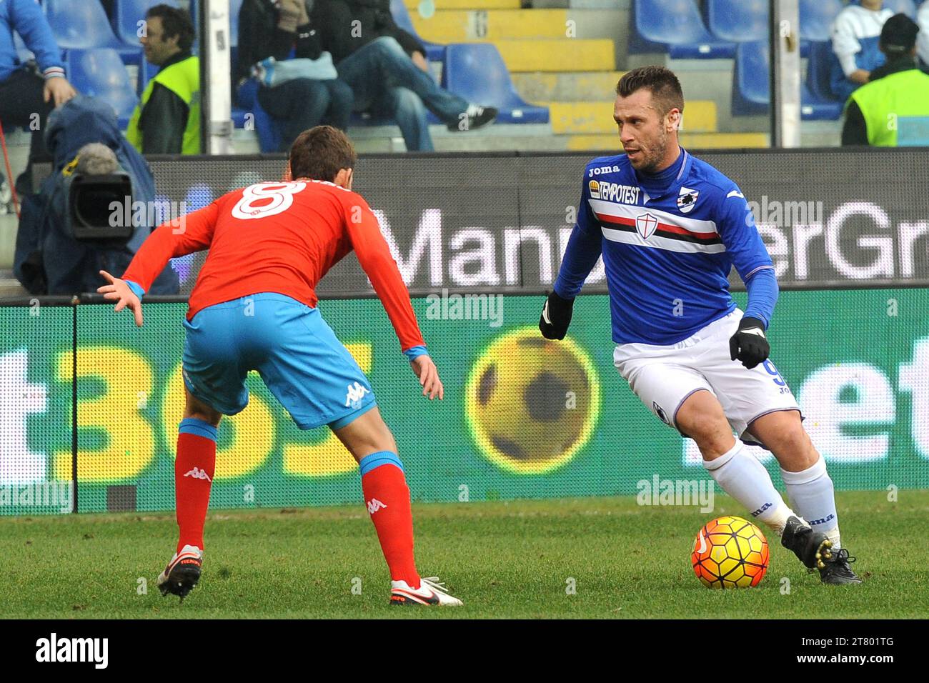 Antonio Cassano (a destra) della UC Sampdoria controlla la palla contro Jorginho Luiz della SSC Napoli durante il campionato italiano di serie A partita di calcio tra UC Sampdoria e SSC Napoli allo stadio Luigi Ferraris il 24 gennaio 2016 a Genova, Italia - foto massimo Cebrelli / DPPI Foto Stock