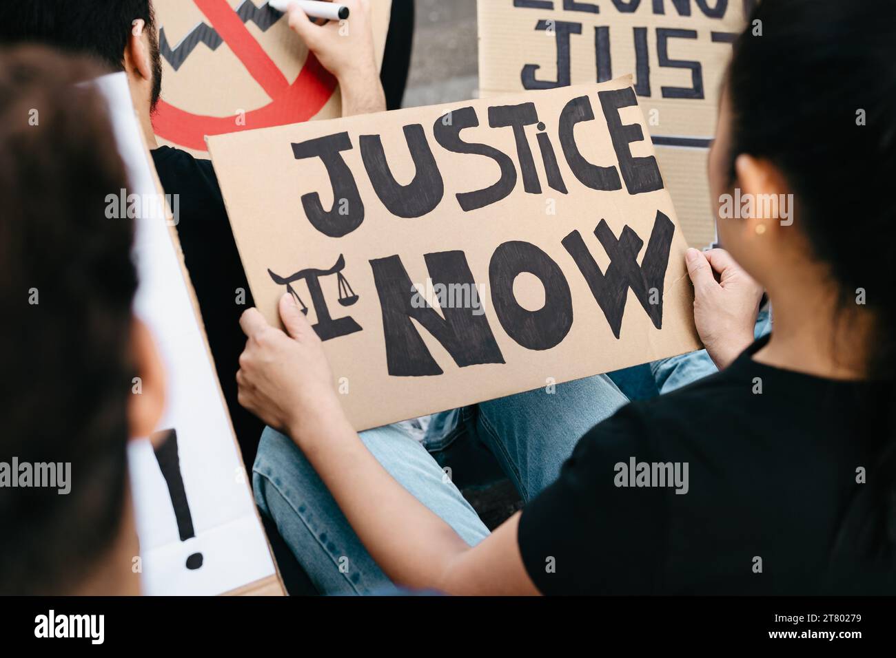 Attivisti che protestano contro la crisi finanziaria e l'inflazione globale - attivismo e concetto di giustizia economica Foto Stock