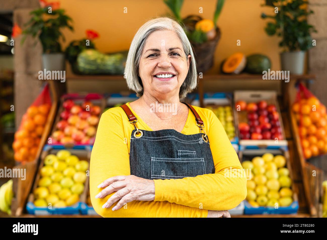 Greengrocer donna che lavora presso il Market Shop - concetto di vendita al dettaglio di prodotti alimentari Foto Stock