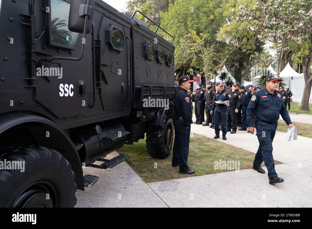 Oltre 4.300 agenti di polizia e pattuglia personale di sicurezza l'evento e 7 cani lavorano dalle 7:00 alle 17:00 ogni giorno, Mexican City Grand Prix, Messico, 28 ottobre 2023. Più di 400.000 persone hanno partecipato all'evento. 65 persone sono state escluse dall'evento a seguito di un alterco o di un comportamento inappropriato, ha confermato il Segretario di sicurezza di MayorÕs per la città. Crediti: Lexie Harrison-Cripps Foto Stock